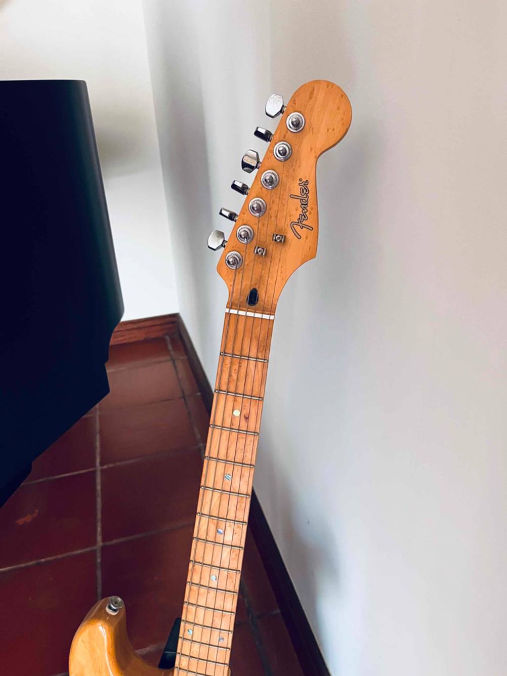Kopfplatte und Hals von einer getesteten E-Gitarre.