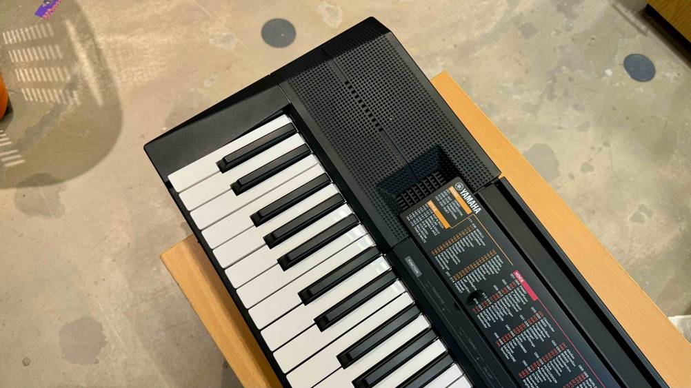 E-Piano getestet: Nahaufnahme der linken Seite mit Logo.