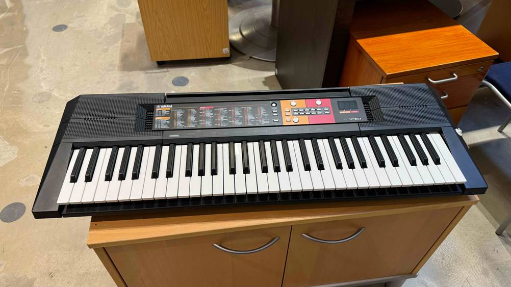 E-Piano getestet: Ein Gerät befindet sich auf einer Holzkommode.