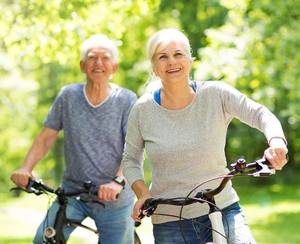 E-Bike Trekking Herren: Senioren auf Fahrradtour
