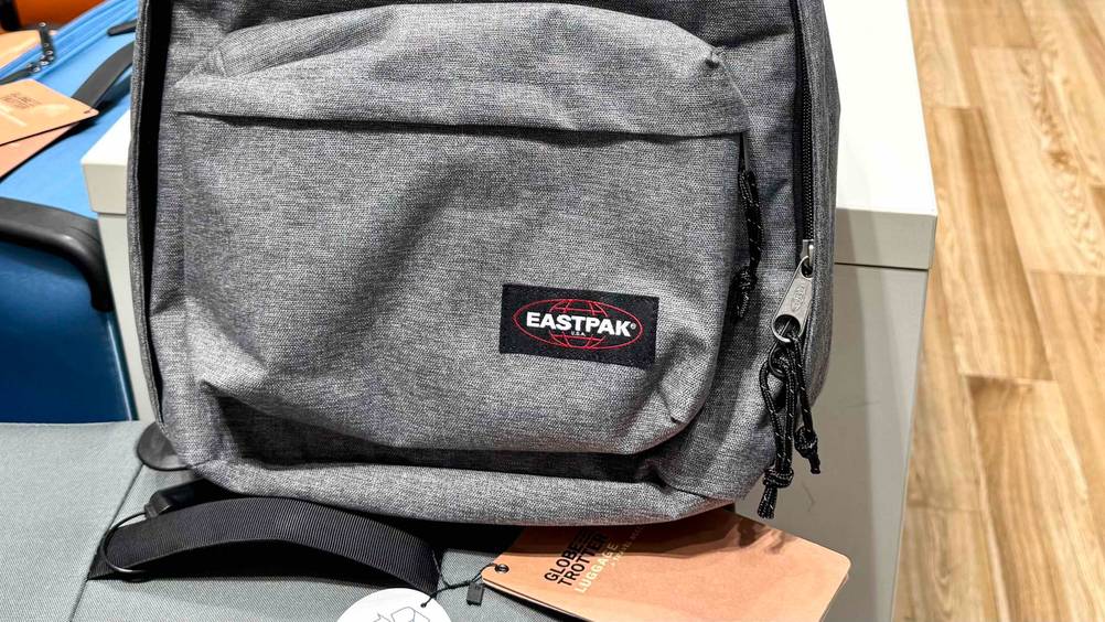 Eastpak-Rucksack getestet: Nahaufnahme der Vordertasche mit Logo.