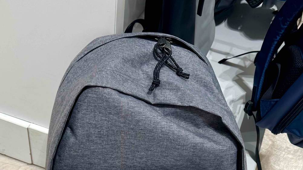 Eastpak-Rucksack im Test: Nahaufnahme der Zipper oben am Rucksack.