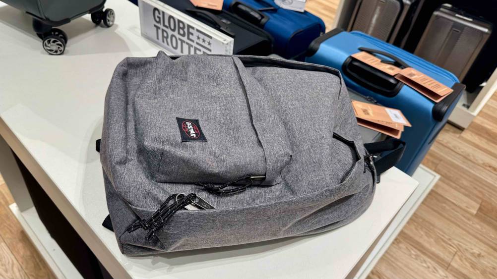 Auf einer hellen Fläche liegt der Eastpak-Rucksack im Test.