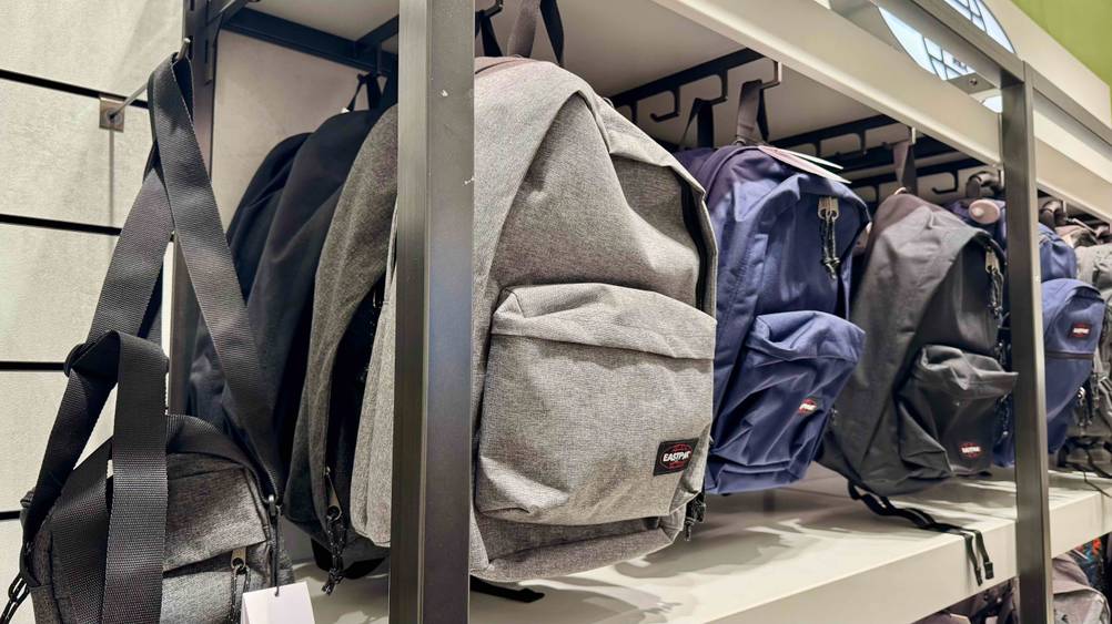 Der getestete Eastpak-Rucksack neben anderen in einem Verkaufsregal hängend.