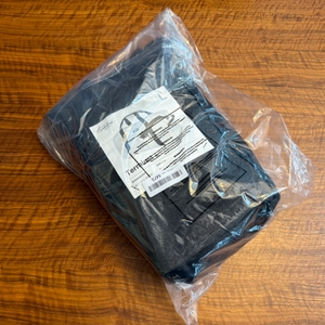 Die Eastpak TERMINAL-+-Reisetasche liegt in ihrer Verpackung auf einem Tisch