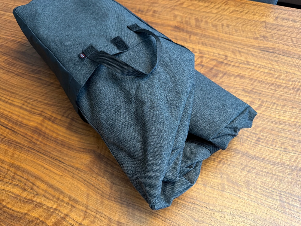 Die Eastpak TERMINAL-+-Reisetasche liegt in ihrer Tasche auf einem Tisch