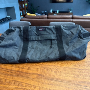 Die Eastpak TERMINAL-+-Reisetasche liegt auf einem Tisch