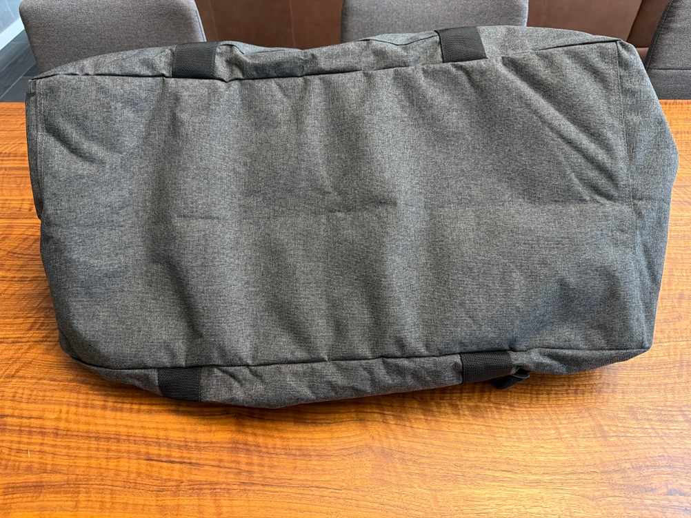 Die Unterseite der Eastpak TERMINAL-+-Reisetasche