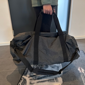 Eine Person trägt die Eastpak TERMINAL-+-Reisetasche