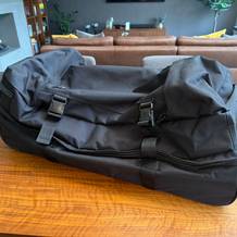 Die Eastpak Tranverz liegt auf einem Tisch.