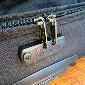 Das Kofferschloss an der Eastpak Tranverz.