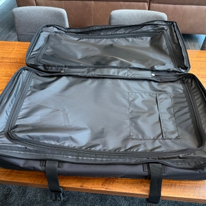 Die Eastpak Tranverz liegt aufgeklappt auf einem Tisch.