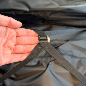 Eine Hand hält die Sicherung im Innenraum der Eastpak Tranverz fest.