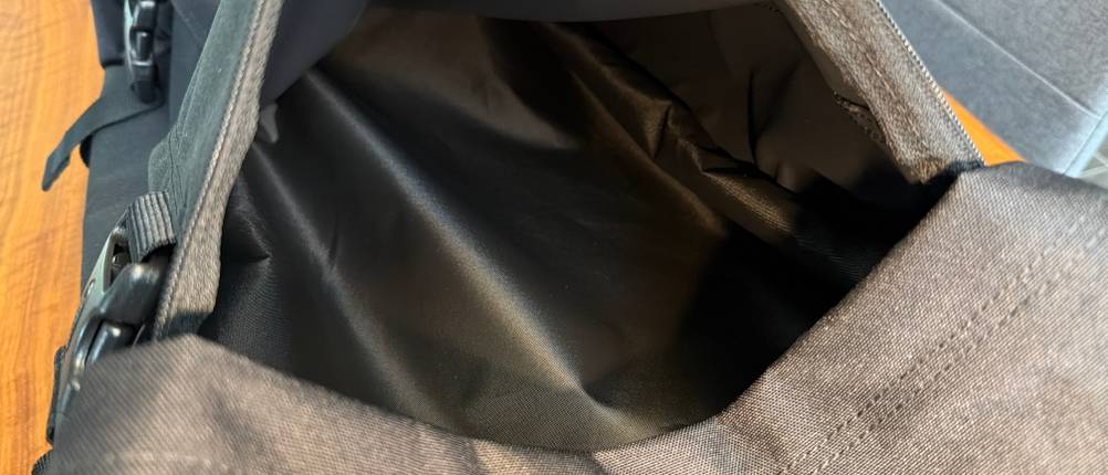 Eine Außentasche der Eastpak Tranverz.