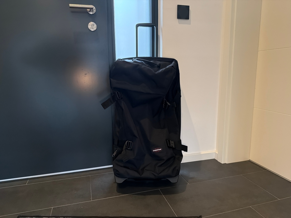 Die Eastpak Tranverz steht auf einem gefliesten Boden.