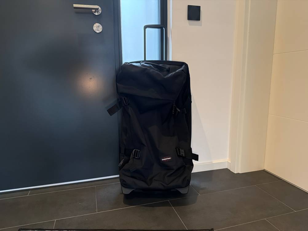 Die Eastpak Tranverz steht auf einem gefliesten Boden.