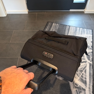 Eine Hand zieht die Eastpak Tranverz.