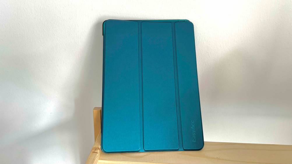 iPad-Air-2-Hülle getestet: Hülle lehnt an der Wand.
