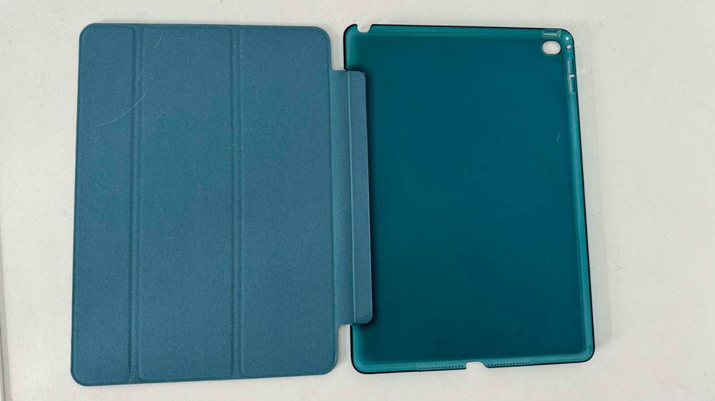 iPad-Air-2-Hülle im Test: Hülle liegt auf hellem Untergrund. 