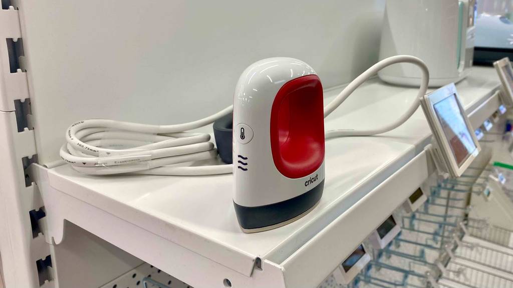 Transferpressen-Test: Ein weiß-rotes Modell Easypress Mini der Marke Cricut steht auf einem weißen Verkaufsregal.