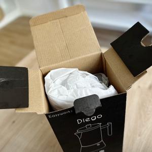 Espressokocher im Test: Die Verpackung des Easyworkz-Espressokocher geöffnet.