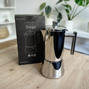Espressokocher im Test: Verpackung und Easyworkz Diego Kocher steht auf einem Tisch.