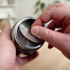 Espressokocher im Test: Das doppelte Sieb des Easyworkz Diego in Nahaufnahme.