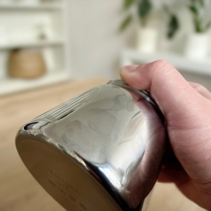 Espressokocher im Test: Fingerabdrücke sind auf der Chrom-Kanne des Diego-Espressokochers ersichtlich.