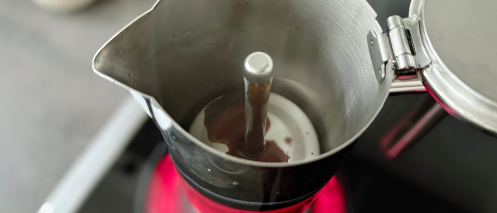 Espressokocher im Test: Der Easyworkz Diego Espressokocher steht auf der Herdplatte und lässt den ersten Espresso raus.