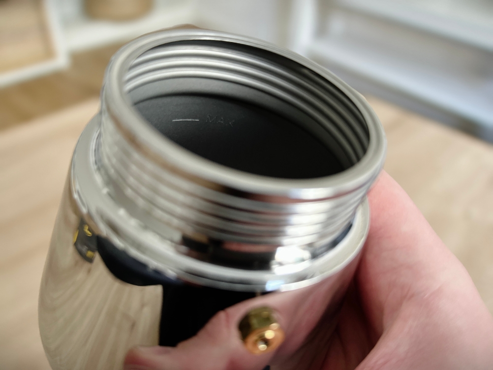 Espressokocher im Test: Nahaufnahme der Max-Linie des Easyworkz Diegos.