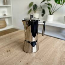 Espressokocher im Test: Easyworkz Diego Kocher steht auf einem Tisch.