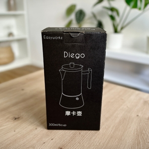 Espressokocher im Test: Verpackung des Easyworkz Diego Kochers steht auf einem Tisch.