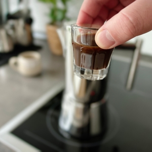 Espressokocher im Test: Nahaufnahme eines Espressos aus dem Espressokocher.