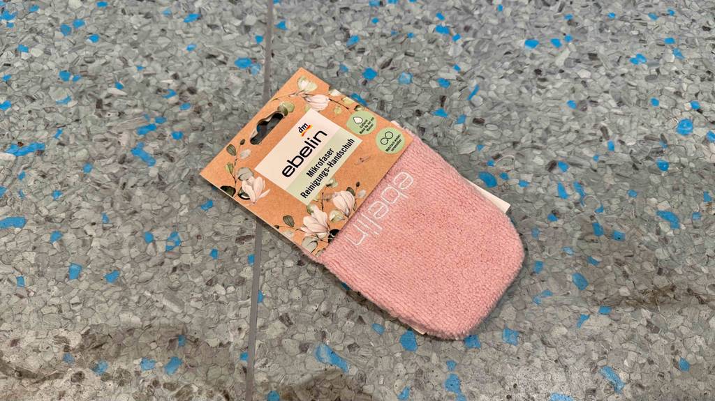 Ein getestetes Mikrofaser-Handtuch liegt auf einem Boden.