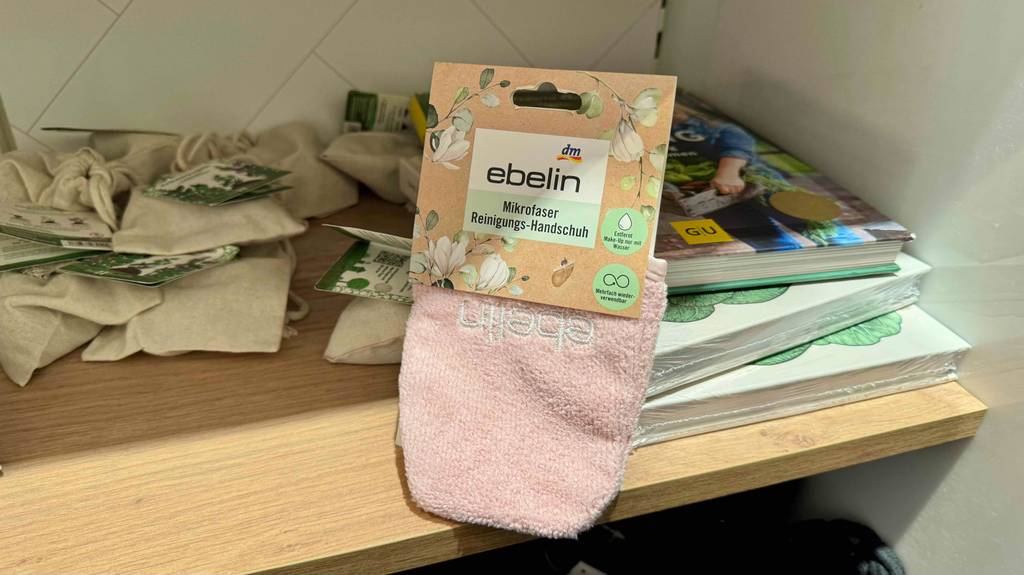 Ein Mikrofaser-Handtuch liegt zum Testen in einem Regal mit Büchern.