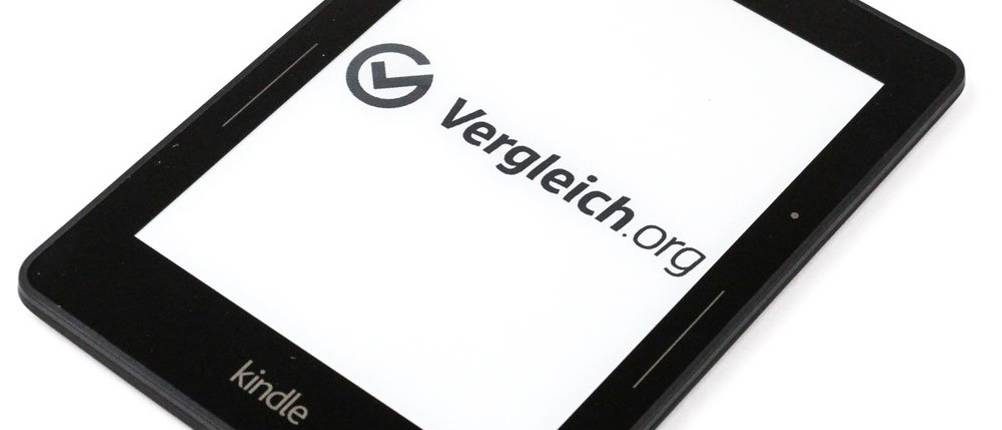 Kindle Reader im Test: Kindle liegend mit weißem Hintergrund