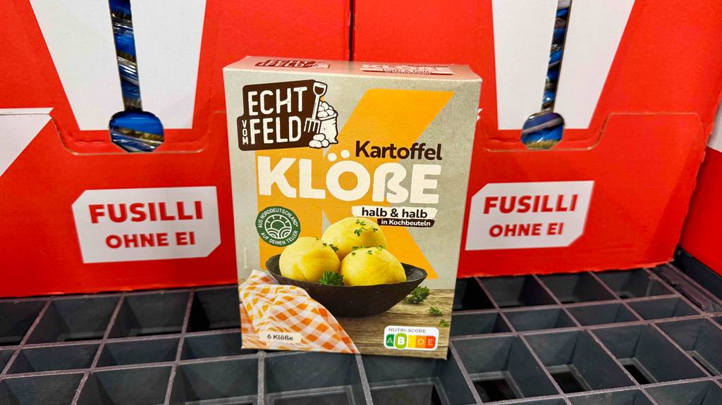 Kartoffelknödel im Test: Eine Packung der Sorte Halb & Halb steht vor Nudelkartons.