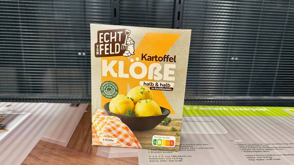 Auf einer Packung getestete Kartoffelknödel sind fertige Knödel zu sehen.