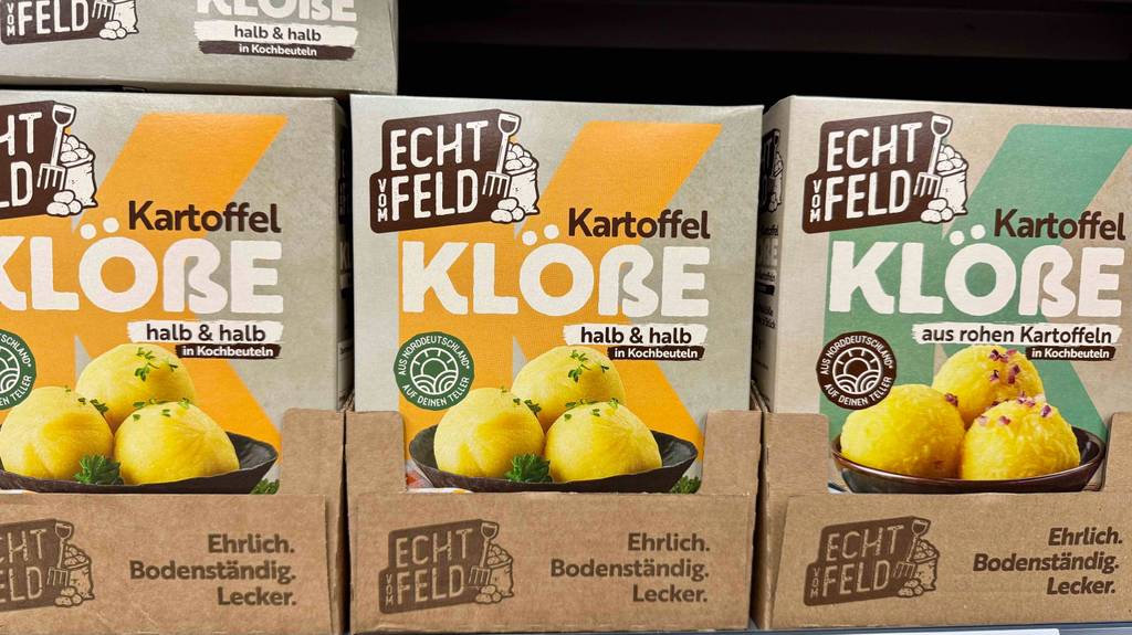Kartoffelknödel im Test: Mehrere Packungen unterschiedlicher Sorten stehen in einem Regal.