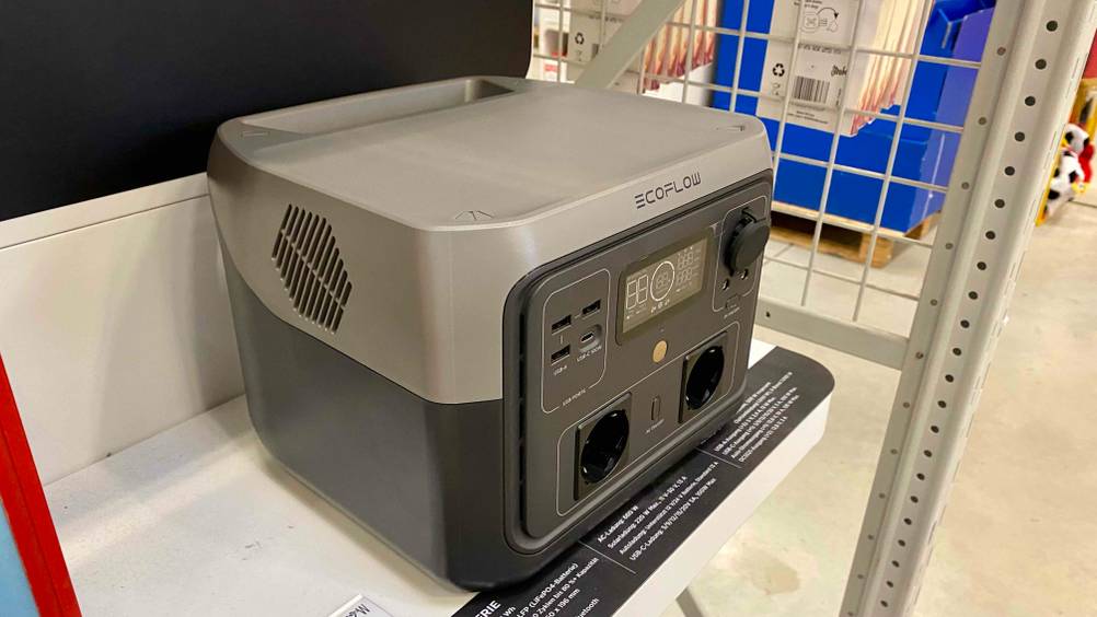 Powerstation getestet: Ein Gerät von der Seite in einem Regal stehend.