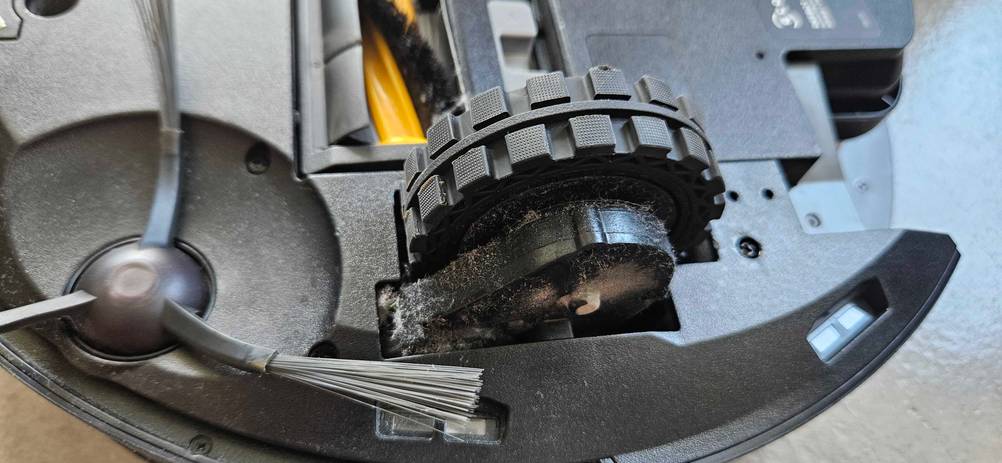 Nahaufnahme eines Rades des getesteten Ecovacs-Saugroboters.