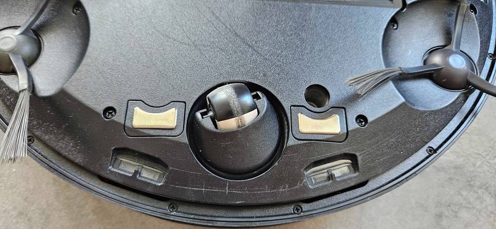 Ecovacs-Saugroboter im Test: Nahaufnahme der Rollen an der Unterseite.