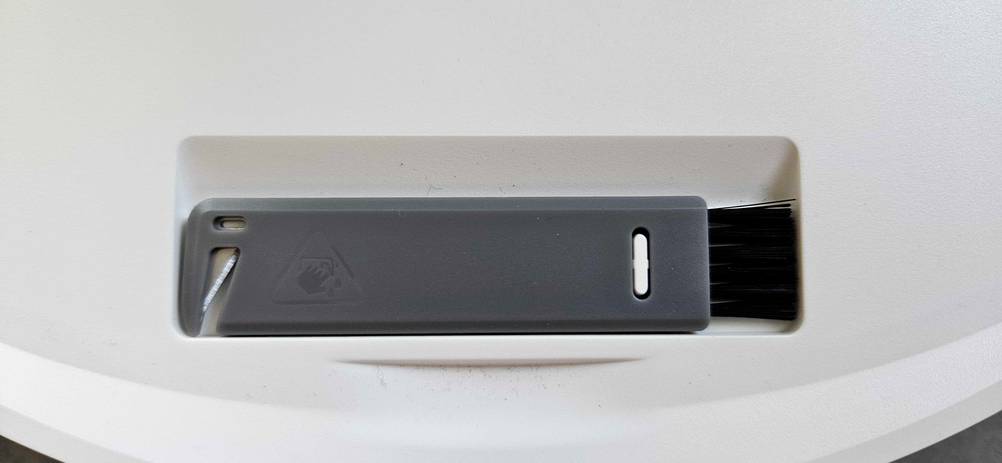 Ecovacs-Saugroboter-Test: Nahaufnahme einer kleinen Reinigungsbürste.