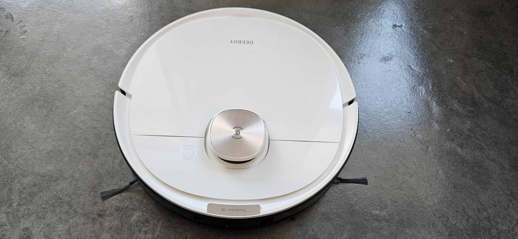 Ecovacs-Saugroboter im Test: Gerät steht auf dem Boden.