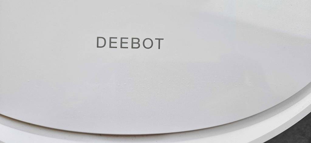 Der getestete Ecovacs-Saugroboter hat ein helles Design.