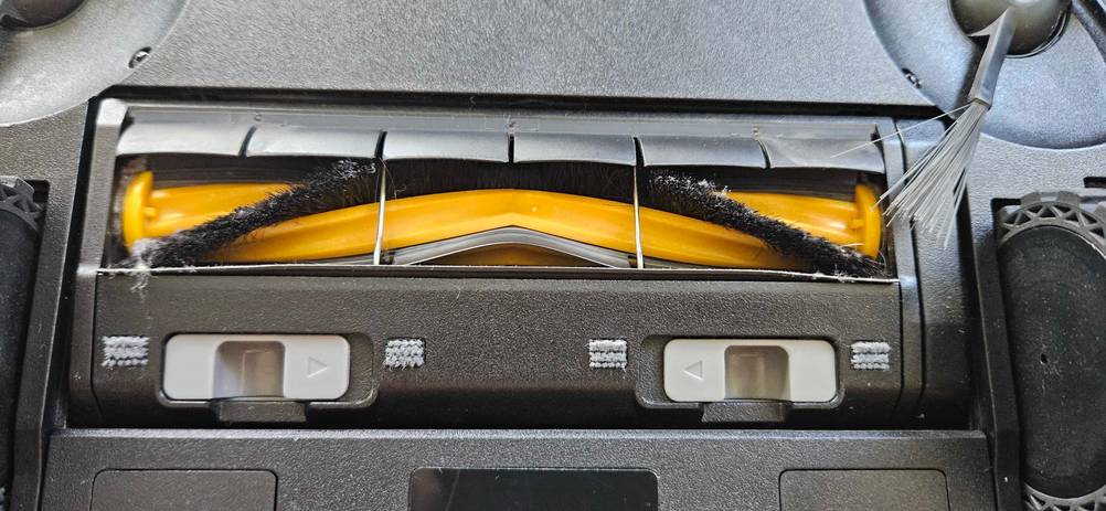 Ecovacs-Saugroboter getestet: Nahaufnahme der Bürsten an der Unterseite.