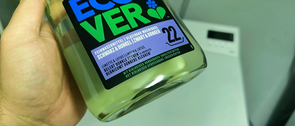Eine Flasche des Ecover-Waschmittels für schwarze Wäsche wird hochgehoben.