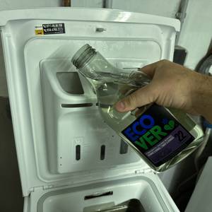 Das Waschmittel für schwarze Wäsche von Ecover wird in die Waschmaschine eingefüllt.