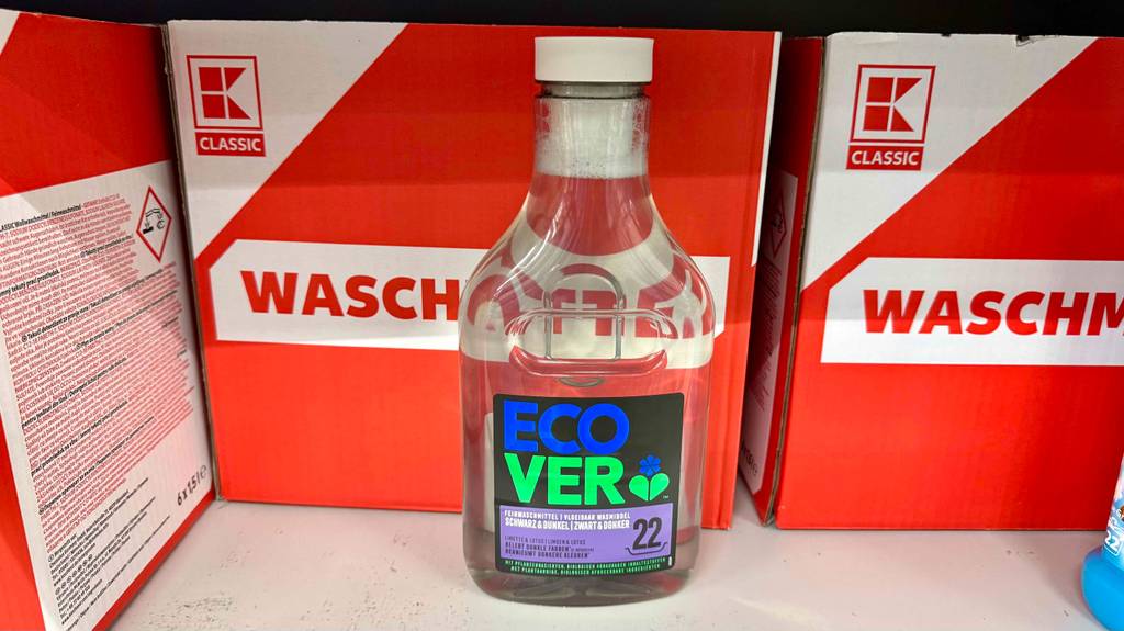 Waschmittel für schwarze Wäsche-Test: Auf der Flasche stehen Informationen zum Inhalt und Verwendung.