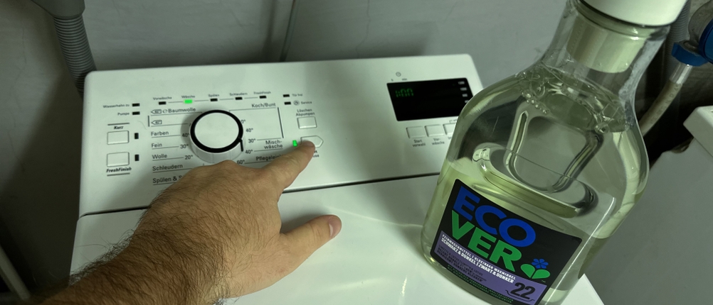 Die Waschmaschine wird für den Waschgang mit schwarzer Wäsche eingeschaltet.